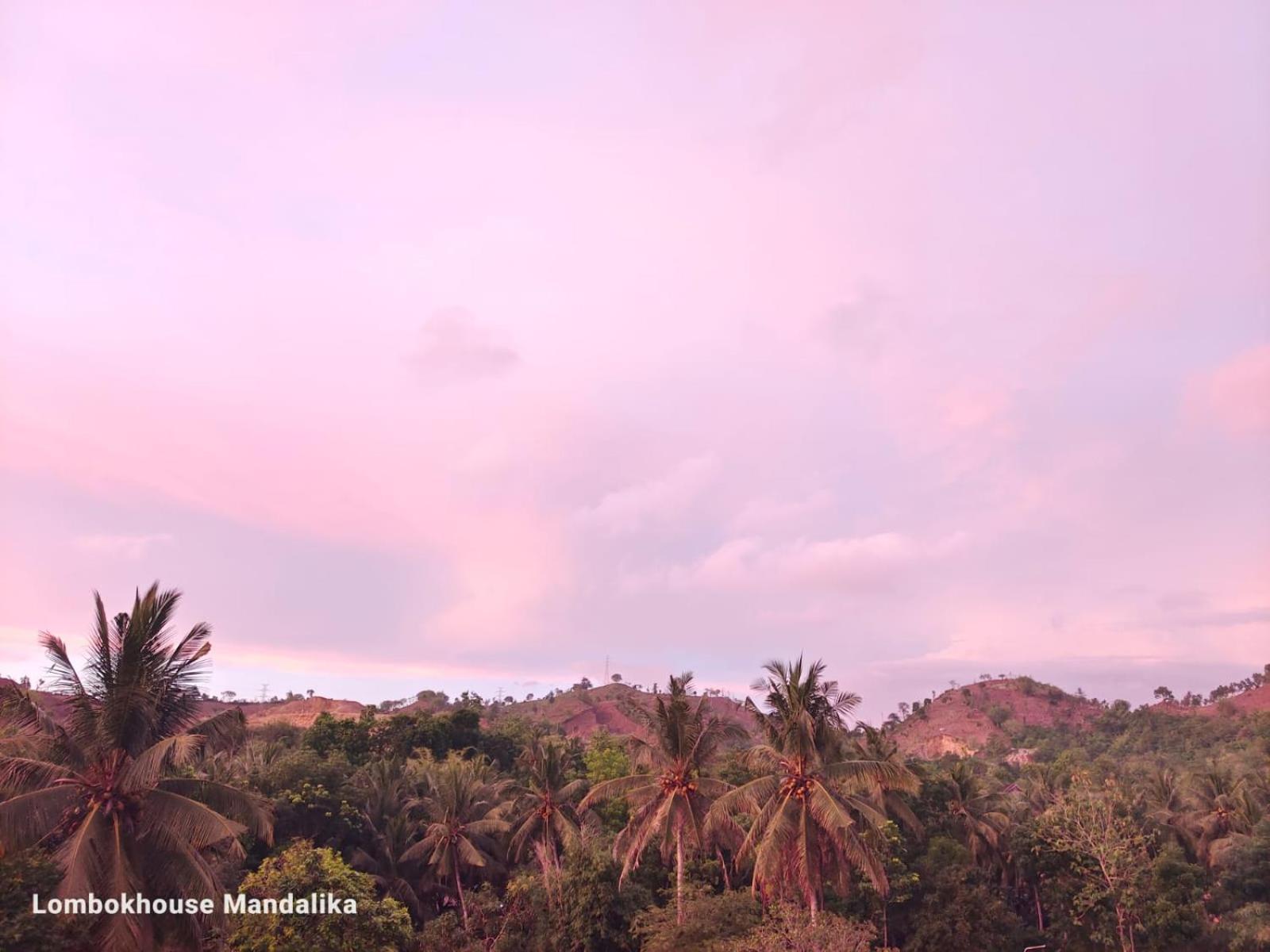 Отель Lombokhouse Mandalika Kuta  Экстерьер фото