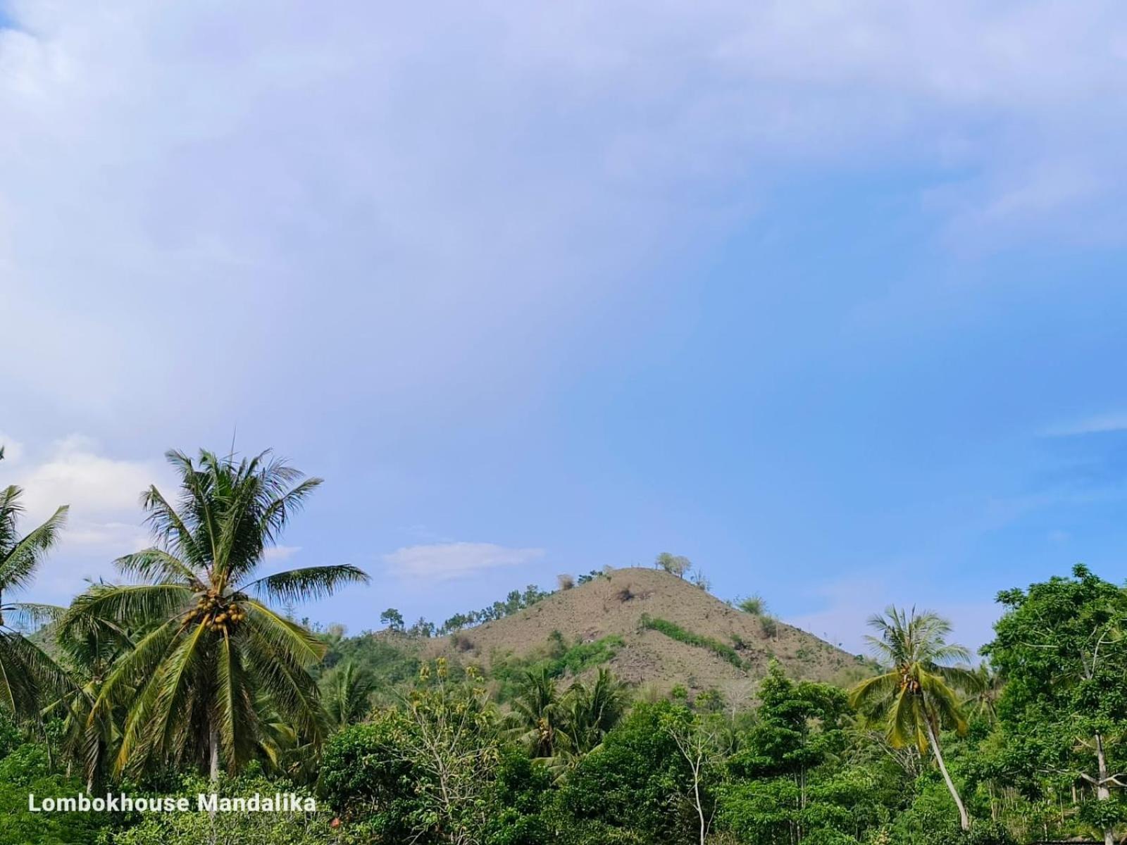 Отель Lombokhouse Mandalika Kuta  Экстерьер фото