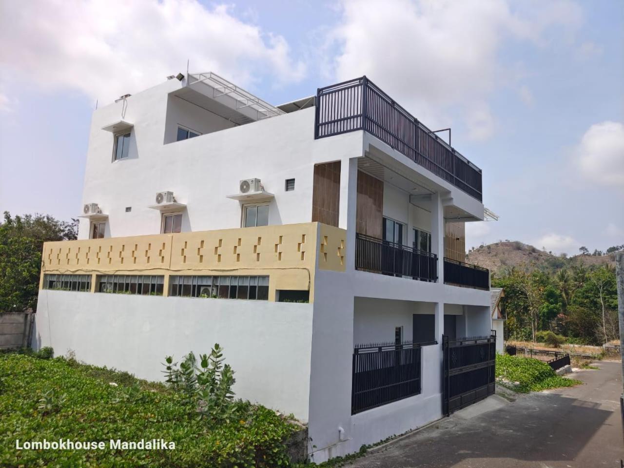 Отель Lombokhouse Mandalika Kuta  Экстерьер фото
