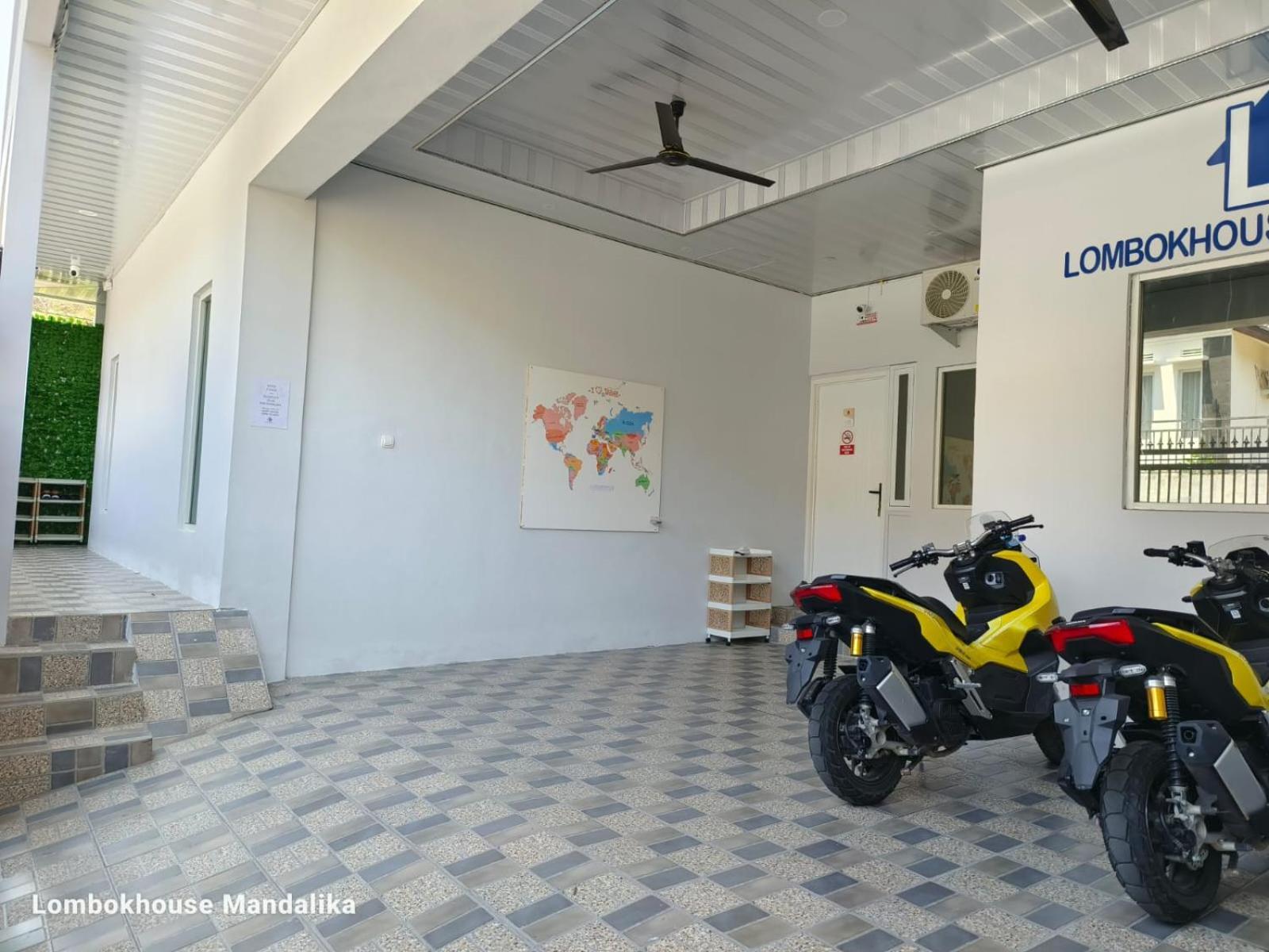 Отель Lombokhouse Mandalika Kuta  Экстерьер фото